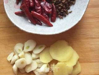香辣鸡翅的做法步骤：1