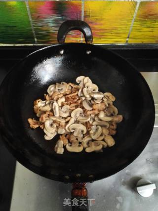 口蘑蒜苔炒肉的做法步骤：7