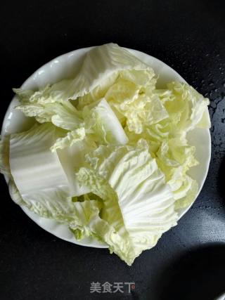 砂锅白菜金针菇粉丝的做法步骤：1
