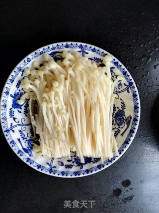 砂锅白菜金针菇粉丝的做法步骤：2
