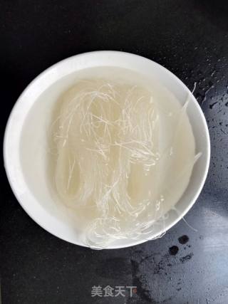 砂锅白菜金针菇粉丝的做法步骤：3