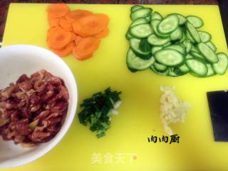 青瓜红萝卜炒肉片#肉肉厨的做法步骤：1