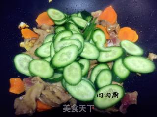青瓜红萝卜炒肉片#肉肉厨的做法步骤：5