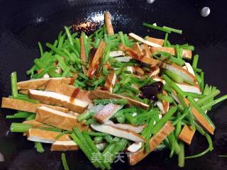 香芹炒豆干的做法步骤：6