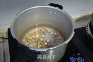 莲子花生小米粥的做法步骤：3
