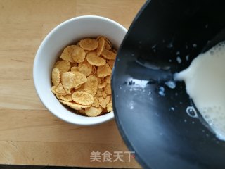 三分钟活力早餐之牛奶泡麦片的做法步骤：3