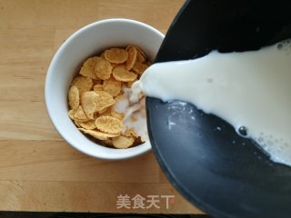 三分钟活力早餐之牛奶泡麦片的做法步骤：4