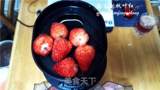鲜榨草莓汁的做法步骤：2