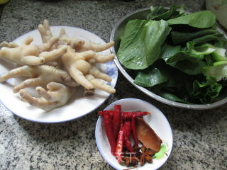 青菜焖鸡爪的做法步骤：1