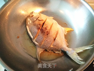 【酱烧金鲳鱼】的做法步骤：4
