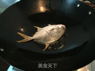 番茄金鲳鱼的做法步骤：2