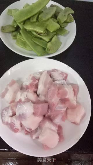 油豆啤酒焖肉的做法步骤：1