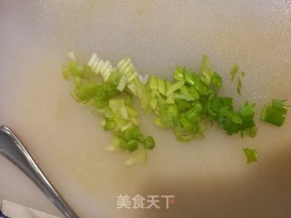 三分钟快手早餐——葱花鸡蛋软煎饼的做法步骤：2