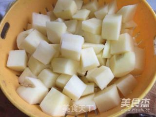 牛油果土豆腊肠焖饭的做法步骤：1