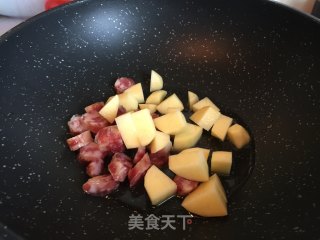 牛油果土豆腊肠焖饭的做法步骤：3