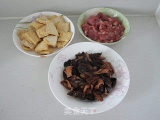 豆腐菌菇炒肉片的做法步骤：1