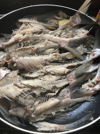 粉葛果皮鲮鱼尾老火汤的做法步骤：4