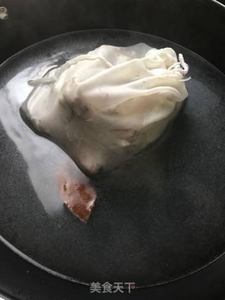粉葛果皮鲮鱼尾老火汤的做法步骤：6