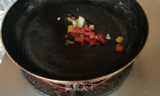 三分钟快手早餐——洋葱彩椒鸡蛋饼的做法步骤：2