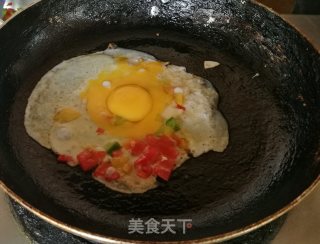三分钟快手早餐——洋葱彩椒鸡蛋饼的做法步骤：3