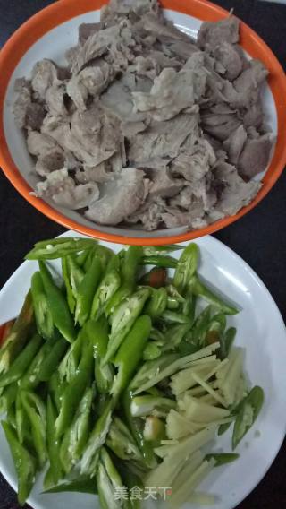 尖椒大骨肉的做法步骤：1