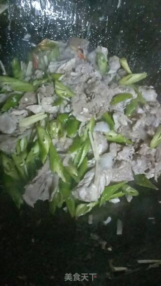 尖椒大骨肉的做法步骤：3