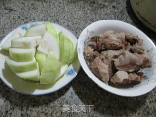蒲瓜龙骨汤的做法步骤：1