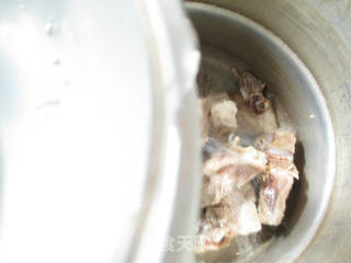 蒲瓜龙骨汤的做法步骤：2