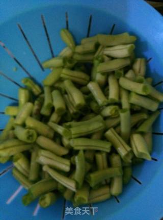 老干妈炒豆角的做法步骤：1