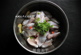 【妖妖的六月厨房】泡椒牛蛙的做法步骤：2