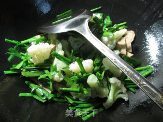 韭菜香糕炒花菜的做法步骤：4