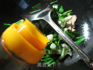 韭菜香糕炒花菜的做法步骤：5