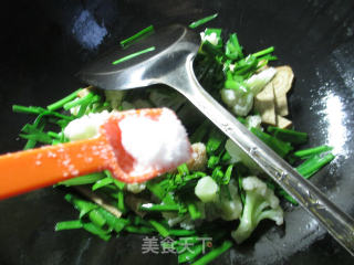 韭菜香糕炒花菜的做法步骤：6