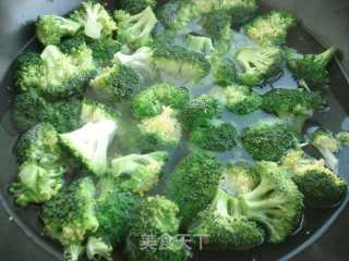 西蓝花烧豆腐的做法步骤：1