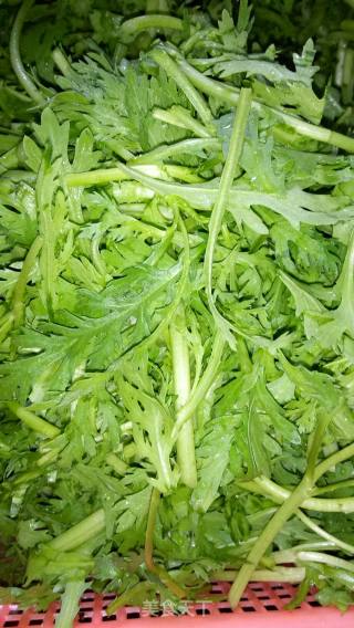 炝炒茼蒿菜的做法步骤：1