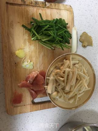 蘑菇小炒肉的做法步骤：1