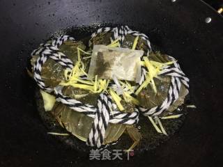啤酒焖大闸蟹的做法步骤：4