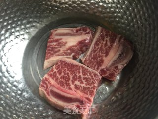 黑椒牛仔骨的做法步骤：2