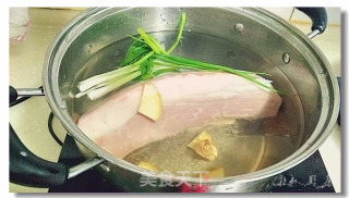彩椒回锅肉的做法步骤：1