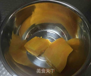 【桃李厨艺】看到金黄香甜的红薯糯米饼，有没有想要再做一次的冲动呢？的做法步骤：2