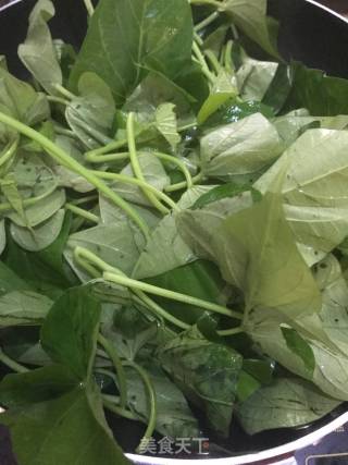 虾头膏炒薯叶的做法步骤：1