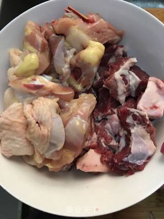 咖喱焖牛腩鸡腿的做法步骤：1