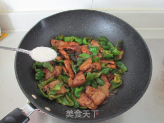 青椒回锅肉的做法步骤：12