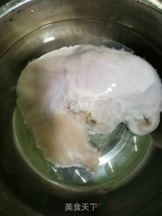 沙姜捞猪肚的做法步骤：1