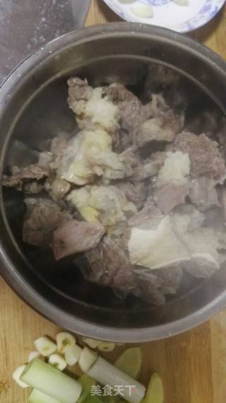 土豆炖牛肉的做法步骤：1