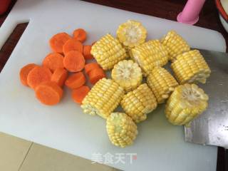 猪骨胡萝卜玉米汤的做法步骤：2