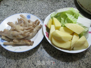 鸡爪白菜焖土豆的做法步骤：1