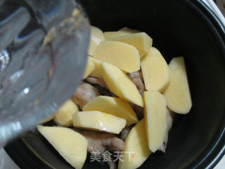 鸡爪白菜焖土豆的做法步骤：3
