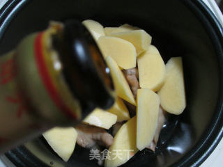 鸡爪白菜焖土豆的做法步骤：4