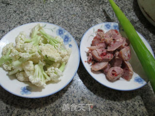 莴笋腊鸡腿花菜的做法步骤：1